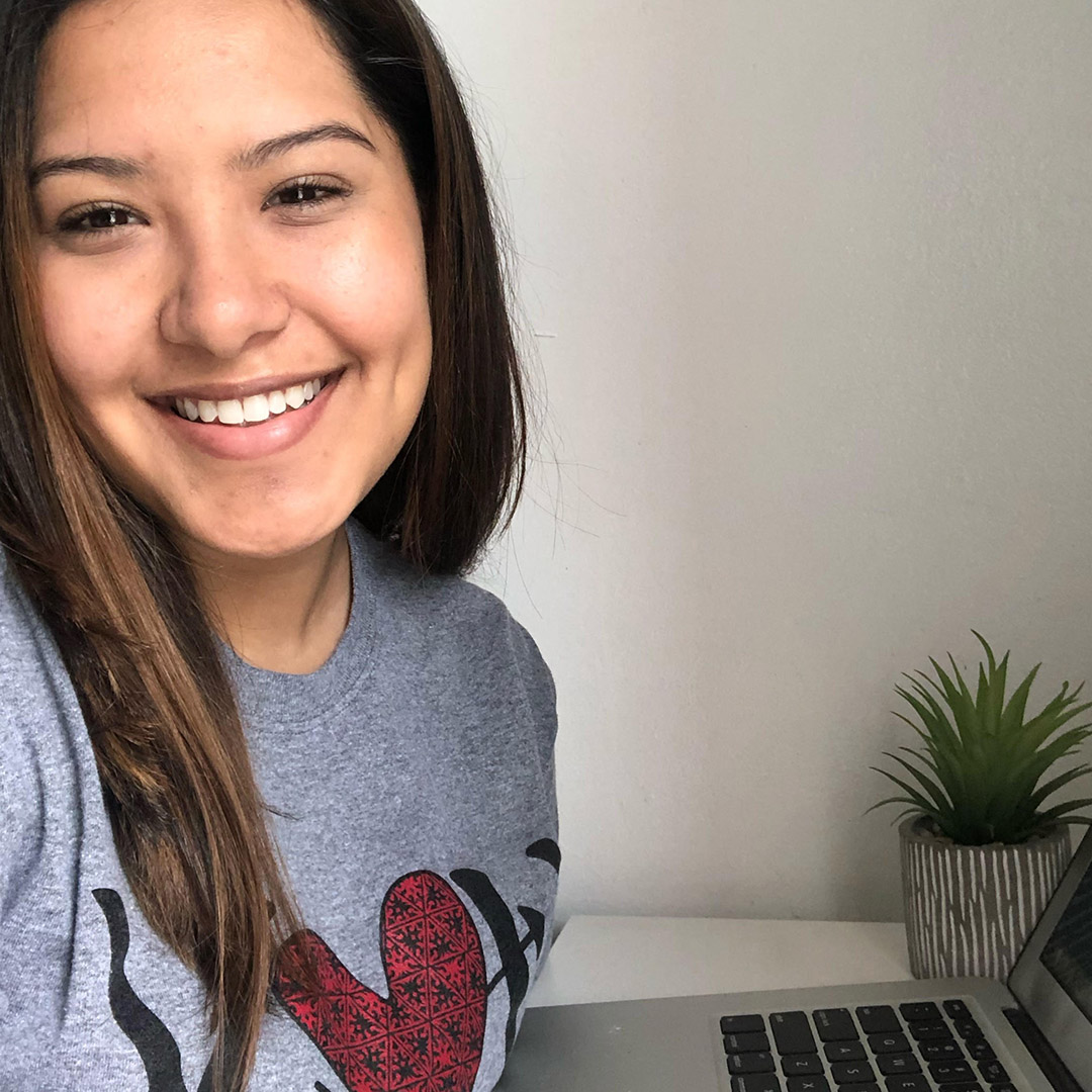 Elizabeth smiling in front of her laptop