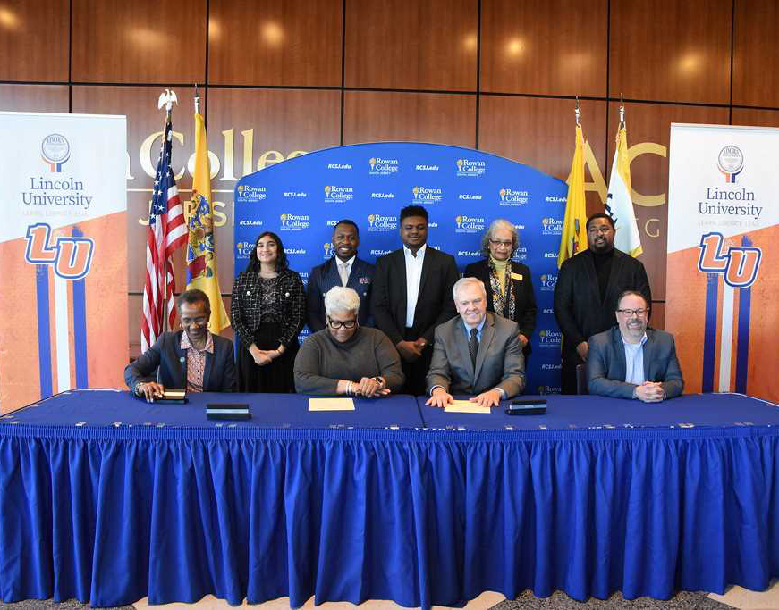 Representatives signing of the MOA for the agrreement